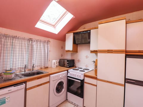 Cottage | Private kitchen | Fridge, dishwasher, cookware/dishes/utensils