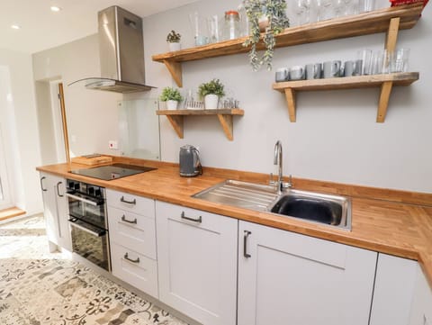 Cottage | Private kitchen | Dishwasher, cookware/dishes/utensils