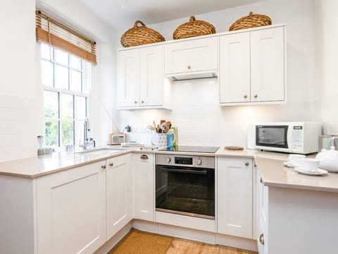 Cottage | Private kitchen | Fridge, cookware/dishes/utensils