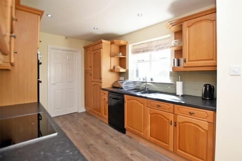 Fridge, dishwasher, cookware/dishes/utensils