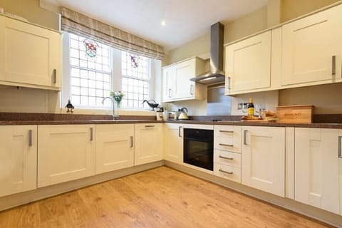 Fridge, dishwasher, cookware/dishes/utensils