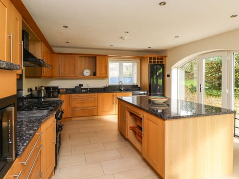 Cottage | Private kitchen | Fridge, dishwasher, cookware/dishes/utensils