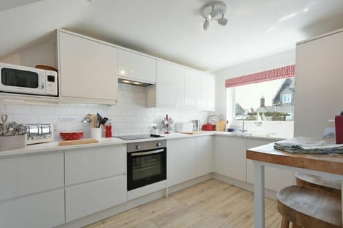 Fridge, cookware/dishes/utensils