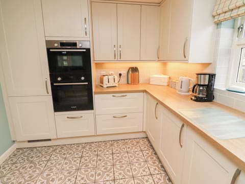 Fridge, dishwasher, cookware/dishes/utensils