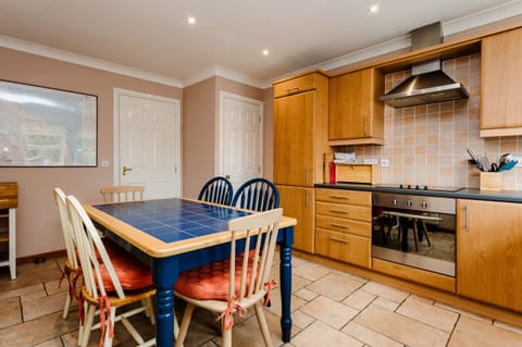 Cottage | Private kitchen | Fridge, dishwasher, cookware/dishes/utensils