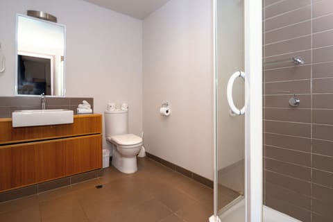 Twin Room | Bathroom | Shower, free toiletries, hair dryer, towels