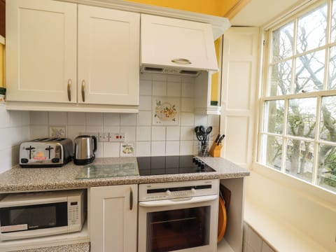 Cottage | Private kitchen | Fridge, dishwasher, cookware/dishes/utensils
