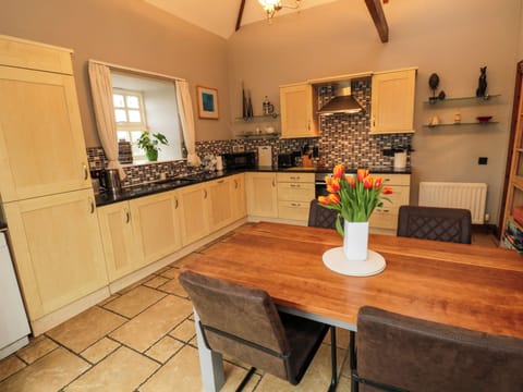 Cottage | Private kitchen | Fridge, dishwasher, cookware/dishes/utensils