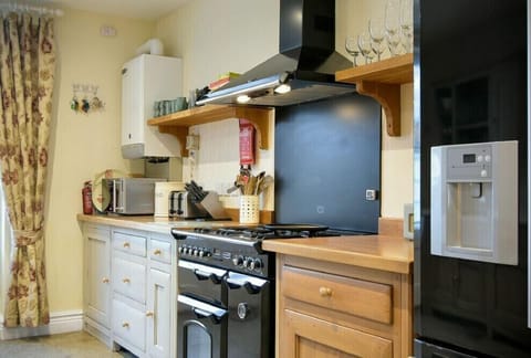 Fridge, cookware/dishes/utensils