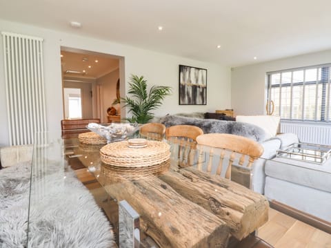 Cottage | Private kitchen | Dishwasher, cookware/dishes/utensils