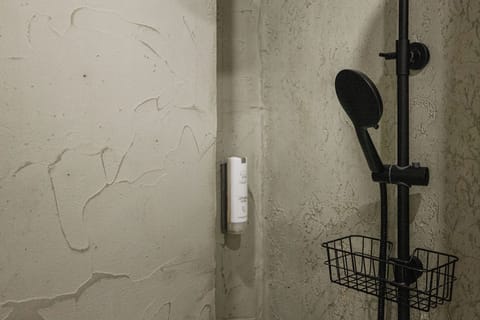 Deluxe Suite, Sea View | Bathroom | Shower, slippers, towels