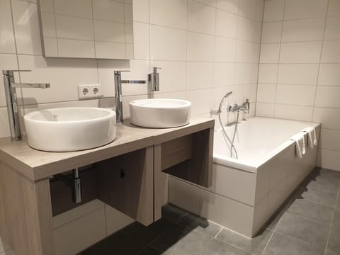 Suite | Bathroom | Eco-friendly toiletries, towels