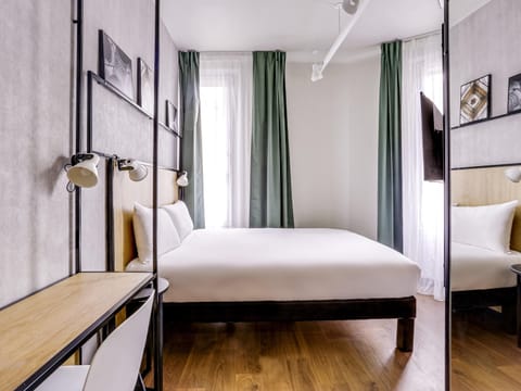 Desk, soundproofing, iron/ironing board, free WiFi