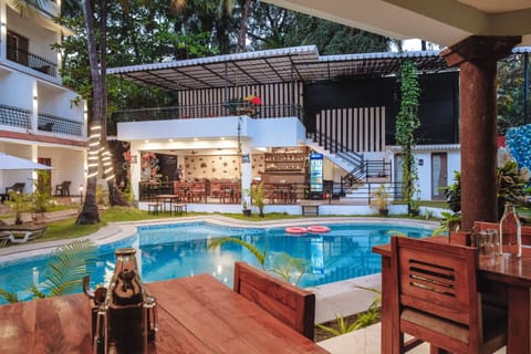 Swim-up bar