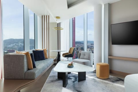 Premier Suite, 1 King Bed | Hypo-allergenic bedding, pillowtop beds, minibar, in-room safe