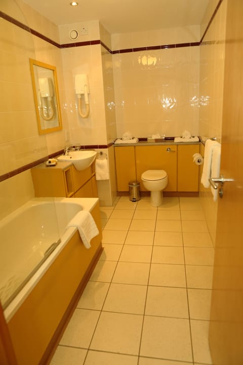 Combined shower/tub, free toiletries, hair dryer, towels