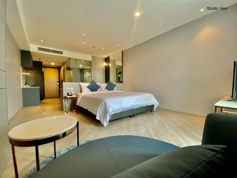 Studio, Mountain View | Minibar, in-room safe, individually decorated, rollaway beds