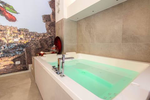 Romantic Room | Private spa tub