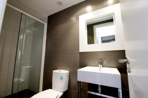 Double Room | Bathroom | Shower, free toiletries, hair dryer, towels