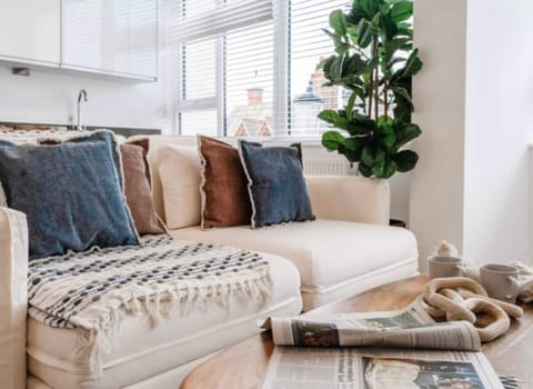 32-inch flat-screen TV with cable channels, TV