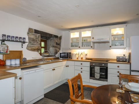 Cottage | Private kitchen | Fridge, dishwasher, cookware/dishes/utensils
