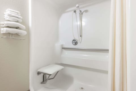 Combined shower/tub, deep soaking tub, free toiletries, towels