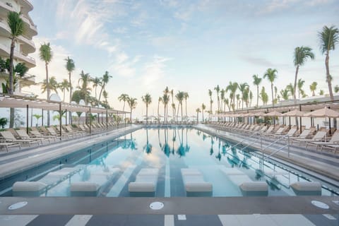 4 outdoor pools, pool umbrellas, sun loungers