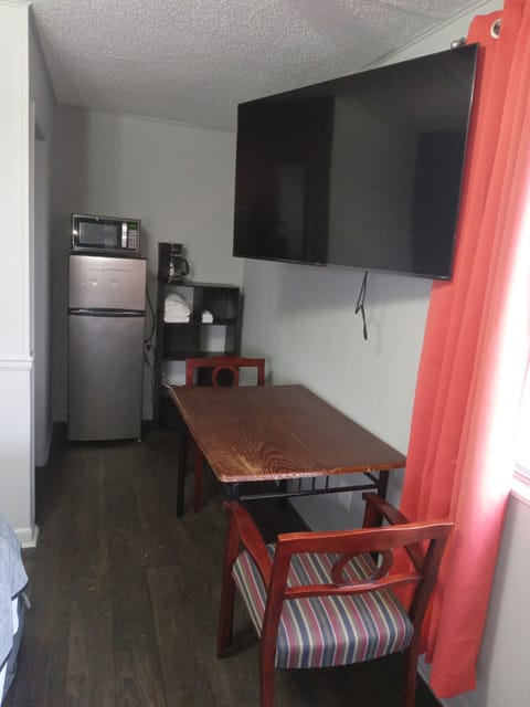 Basic Single Room | Blackout drapes, iron/ironing board, free WiFi