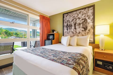 Room, 1 Queen Bed, Non Smoking, Pool View | In-room safe, desk, iron/ironing board, free cribs/infant beds