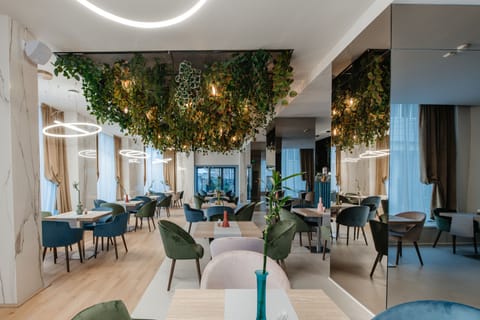 Breakfast, lunch, dinner served; garden views