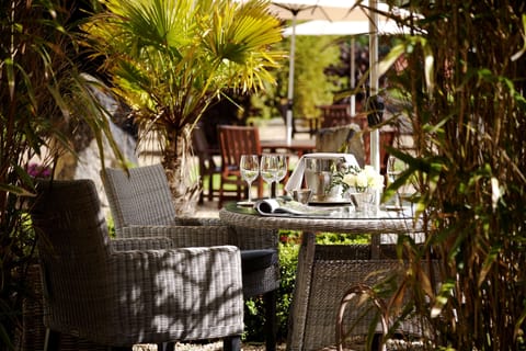 Breakfast, lunch and dinner served