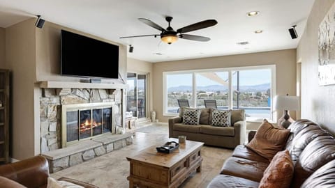 Studio (4 Bedrooms) | Living area