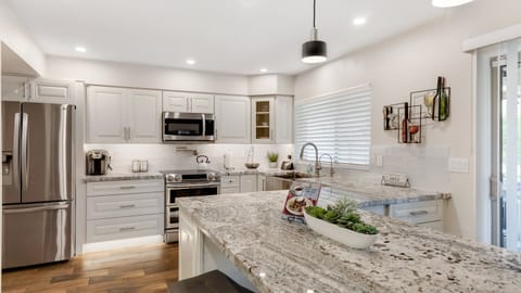 Studio (4 Bedrooms) | Private kitchen | Fridge, microwave, oven