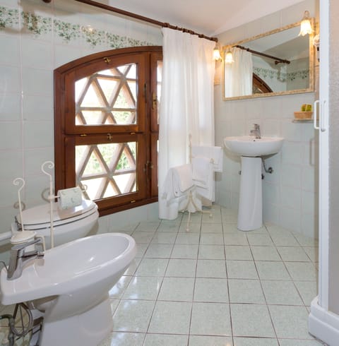 Classic Room, 1 Bedroom | Bathroom | Shower, rainfall showerhead, towels