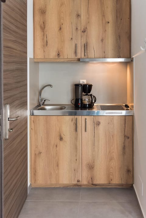 Superior Studio, Garden View | Private kitchenette | Fridge, stovetop, coffee/tea maker, electric kettle