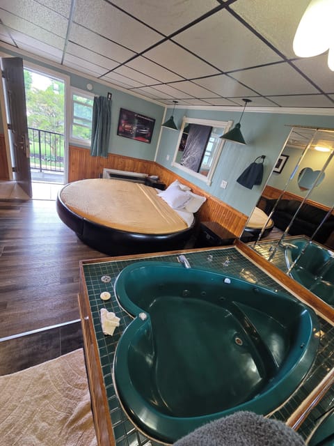 Superior Suite, 1 Queen Bed, Hot Tub | Memory foam beds, free WiFi, bed sheets