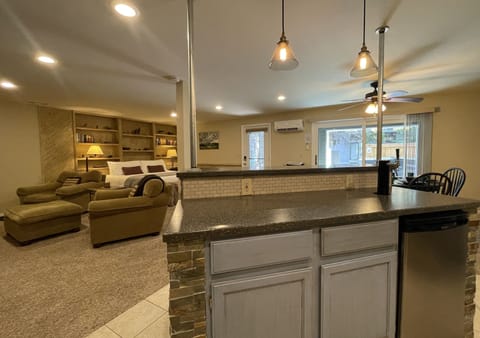 Apartment, 1 King Bed, Hot Tub, Garden View (579 Spindrift Ct Unit B) | Interior