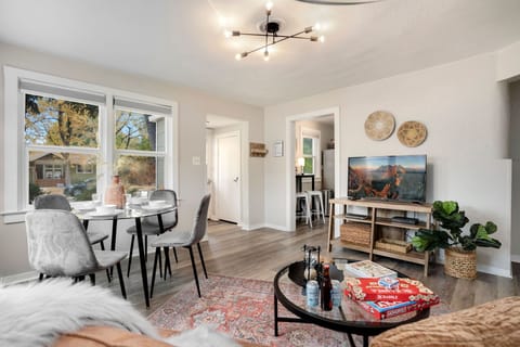 House, Multiple Beds, Patio, Garden View (417 Park St.) | Dining