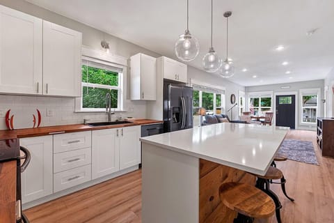House, Multiple Beds, Kitchen, Garden View (443 E 10th St. Loveland) | Private kitchen | Fridge, microwave, oven, stovetop