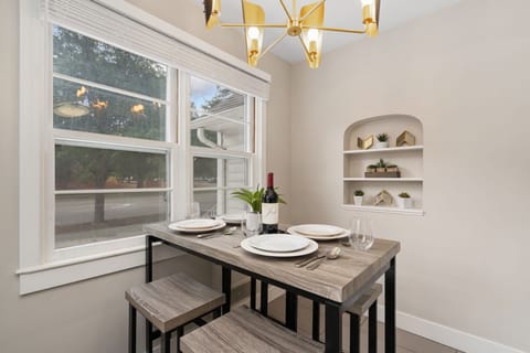 House, Multiple Beds, Kitchen, Garden View (622 W. Laurel St. - Upper) | Dining