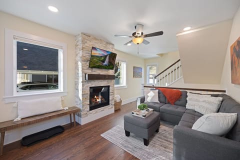House, Multiple Beds, Patio, Garden View (305 N. Washington Ave) | Living area | 40-inch TV with digital channels