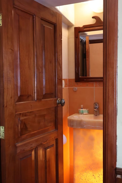 Double Room | Bathroom | Shower, free toiletries, hair dryer, towels