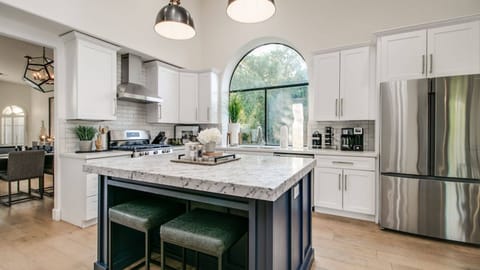 Studio (4 Bedrooms) | Private kitchen | Fridge, microwave, oven
