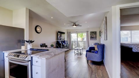 Studio (1 Bedroom) | Private kitchen | Fridge, microwave, oven, stovetop