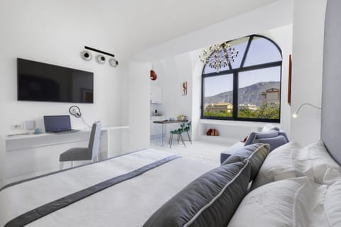 3 bedrooms, premium bedding, memory foam beds, in-room safe