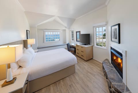 Deluxe Room, 1 King Bed, Fireplace, Ocean View | Premium bedding, pillowtop beds, iron/ironing board, free WiFi