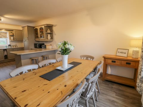 Fridge, dishwasher, cookware/dishes/utensils