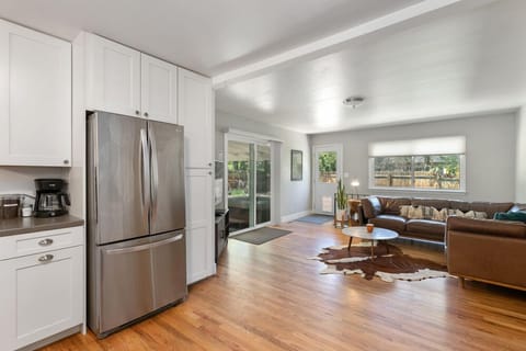 House, Multiple Beds, Hot Tub, Garden View (1112 Cherry St.) | Private kitchen | Fridge, microwave, oven, stovetop