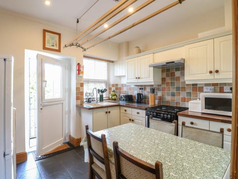 Cottage | Private kitchen | Fridge, electric kettle, toaster, cookware/dishes/utensils