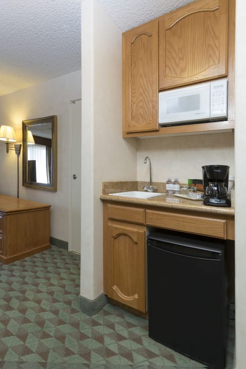 In-room safe, laptop workspace, blackout drapes, iron/ironing board